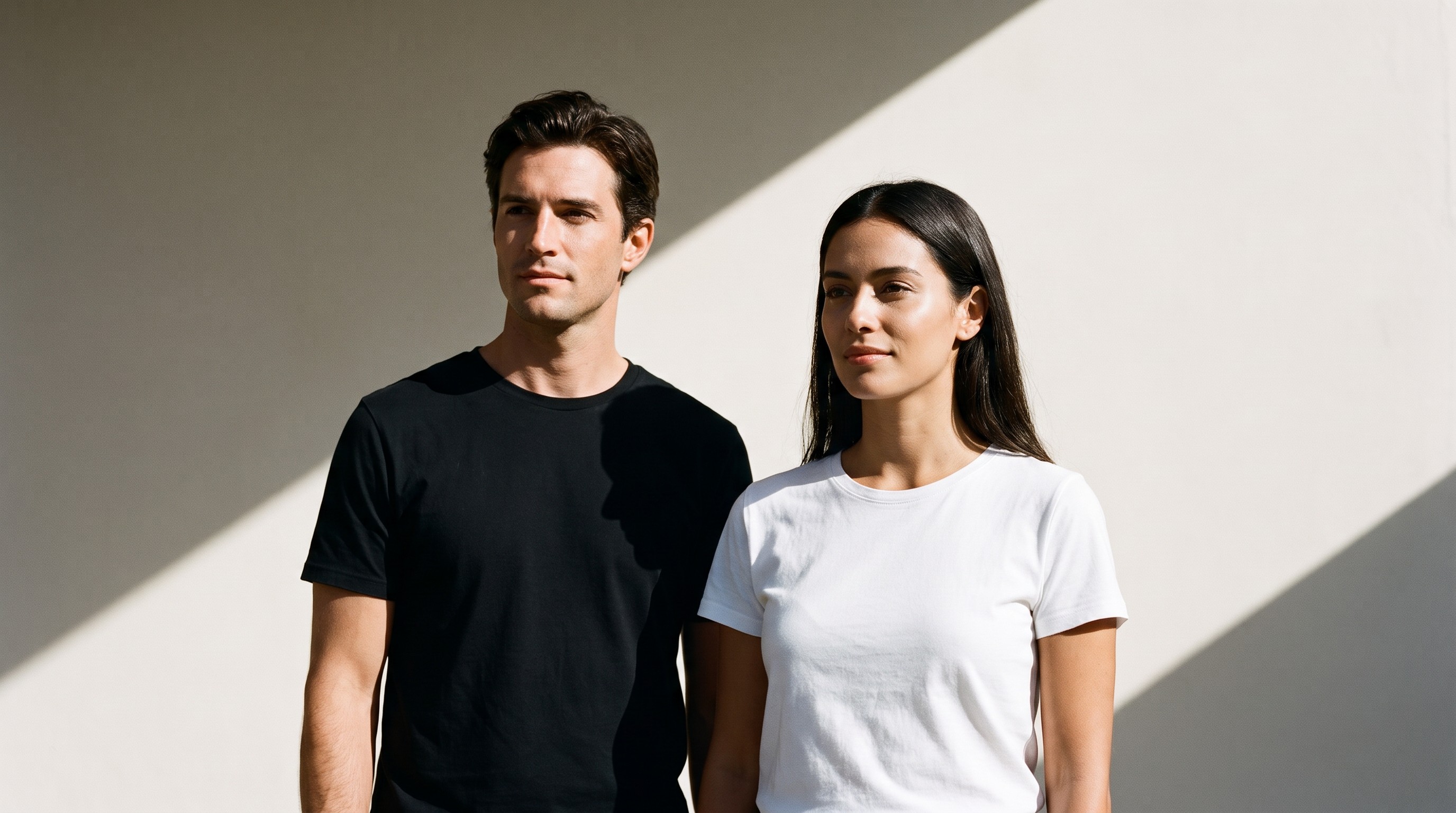 Um homem e uma mulher vestindo camisetas básicas pretas e brancas